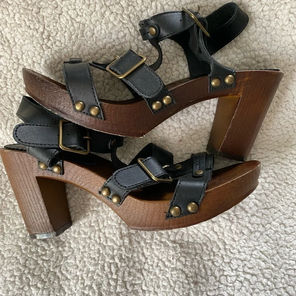 Retro style sandals with adjustable straps and block heel Size: 10 - XL